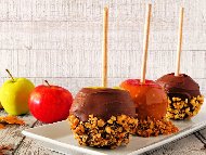 Рецепта Глазирани ябълки на пръчка с карамел, шоколад и орехи